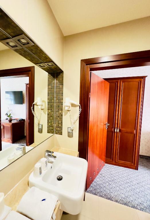 Hotel&Spa Stary Dziwnów basen swimming pool photo 3
