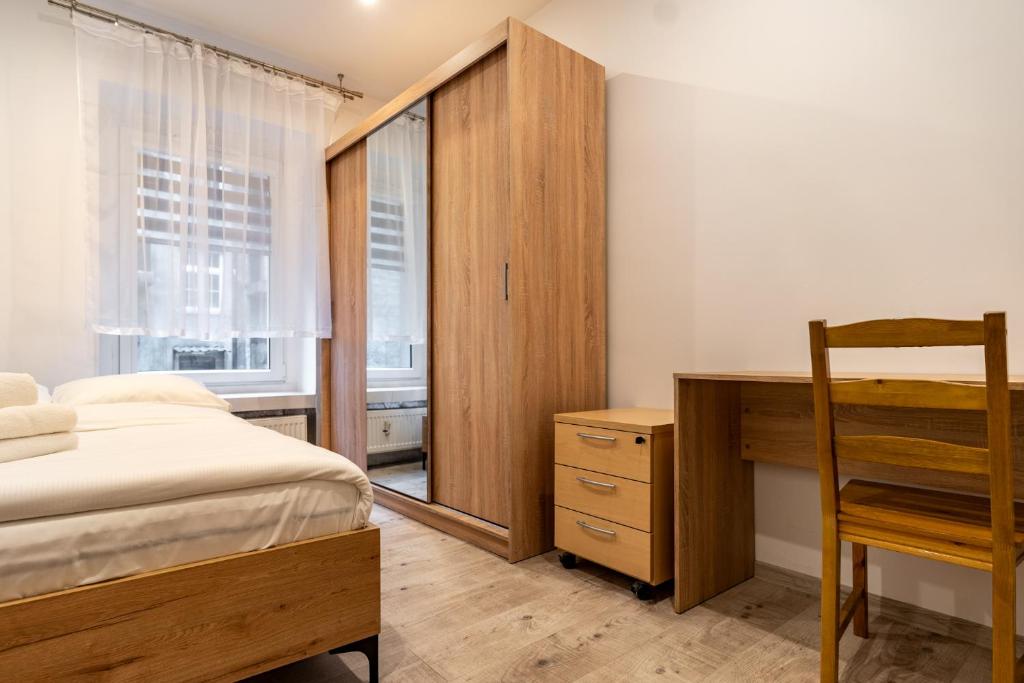 Zawodzie 3-Bedroom Apartment by BookingHost photo 2