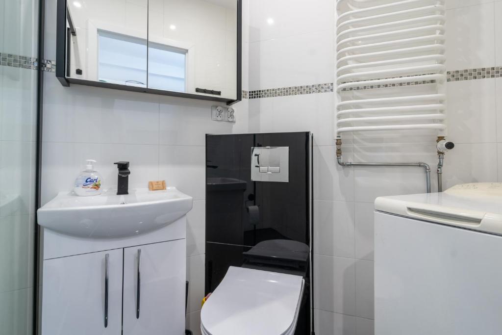 Zawodzie 3-Bedroom Apartment by BookingHost photo 3
