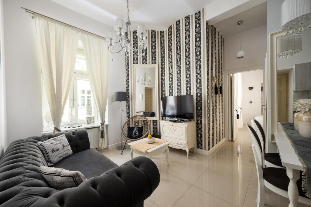Wilcza City Centre Chic Apartment by BookingHost — photo 1