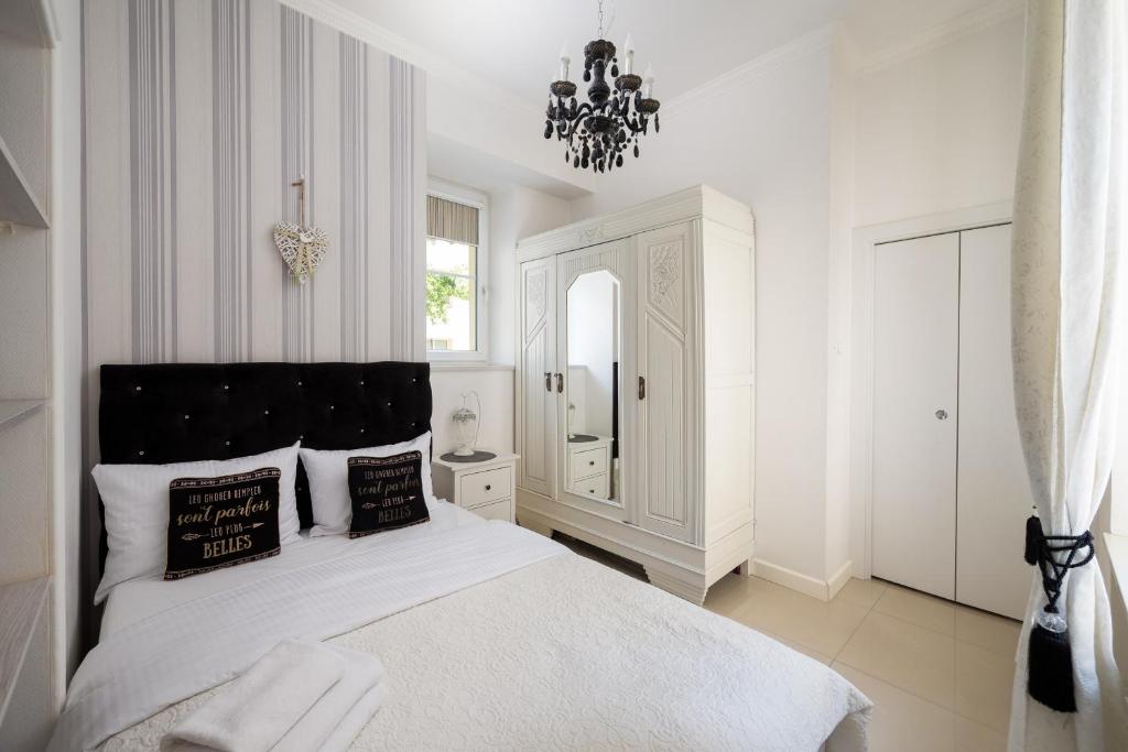 Wilcza City Centre Chic Apartment by BookingHost photo 2