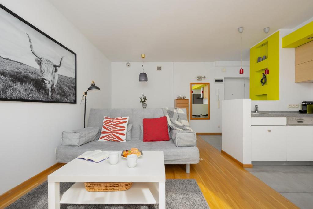 Sunny Apartment in the Heart of Warsaw by Noclegi Renters — photo 1