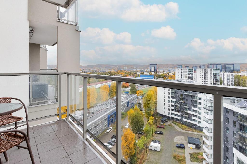 Spacious Apartment Aleja Rzeczypospolitej with Balcony by Noclegi Renters photo 2