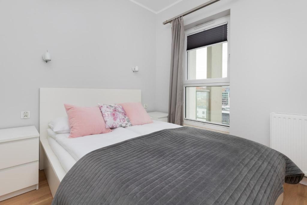 Spacious Apartment Aleja Rzeczypospolitej with Balcony by Noclegi Renters photo 3