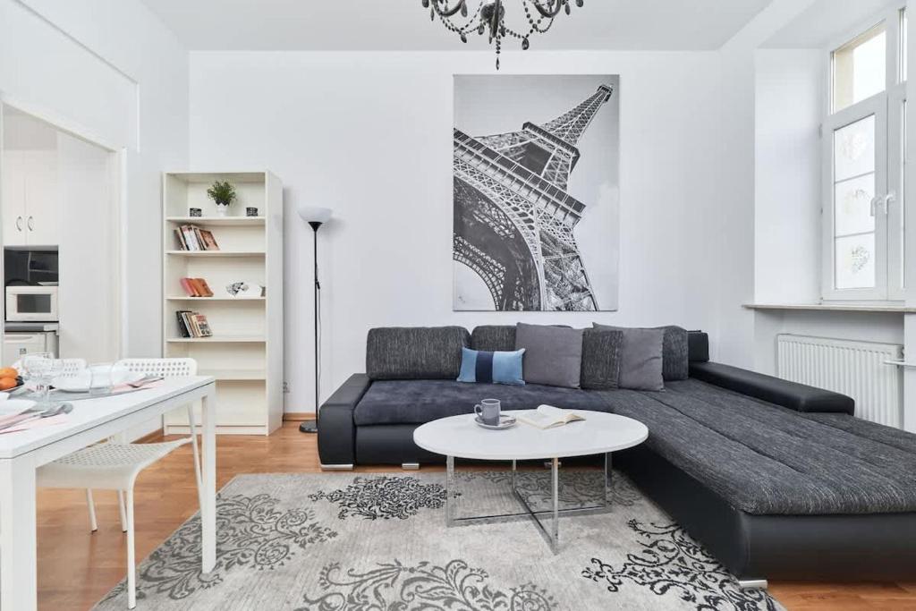Rynek Apartment The Heart of the City by Noclegi Renters — photo 1