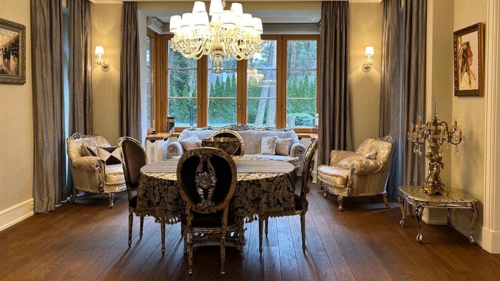 Stately Home in Magdalenka Warsaw photo 3