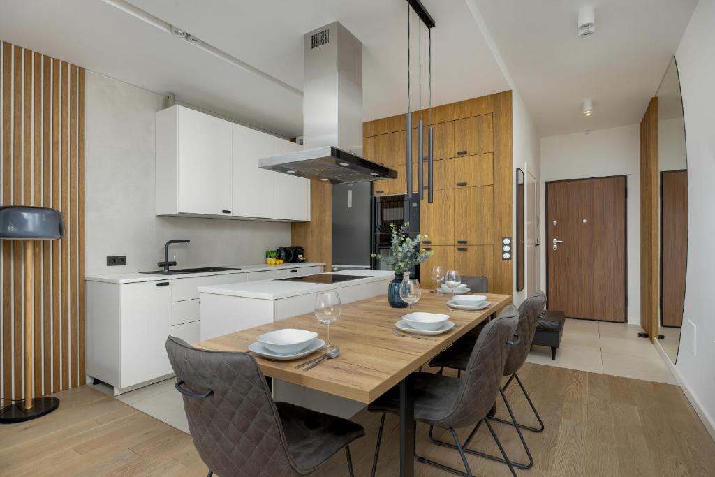 Spacious Family Apartment with Garden & Parking by Noclegi Renters photo 3