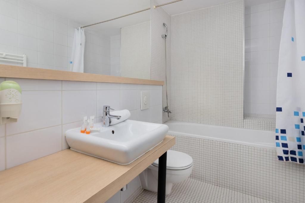 Seaside Studio with Balcony by Noclegi Renters photo 3