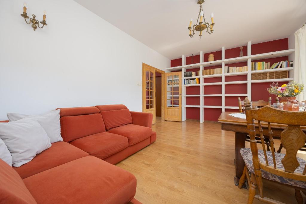 Spacious Apartment with Parking by Noclegi Renters — photo 1