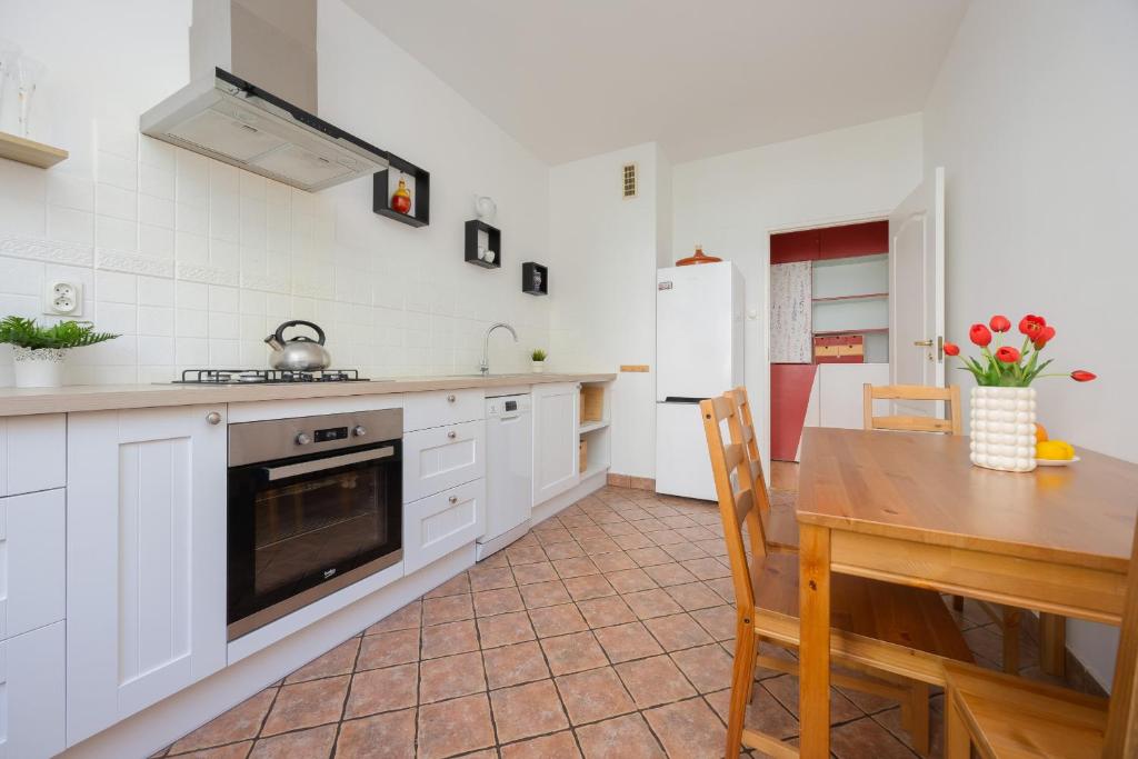 Spacious Apartment with Parking by Noclegi Renters photo 3