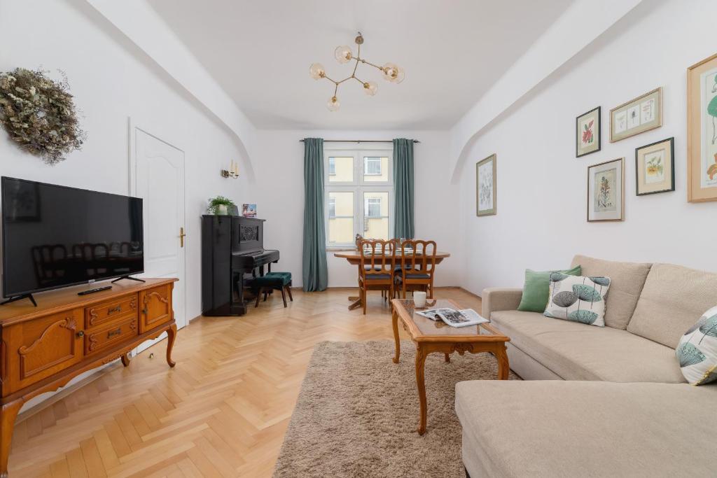 Spacious Retro Apartment in the Center of Cracow by Noclegi Renters — photo 1