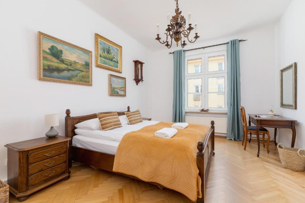 Spacious Retro Apartment in the Center of Cracow by Noclegi Renters photo 2