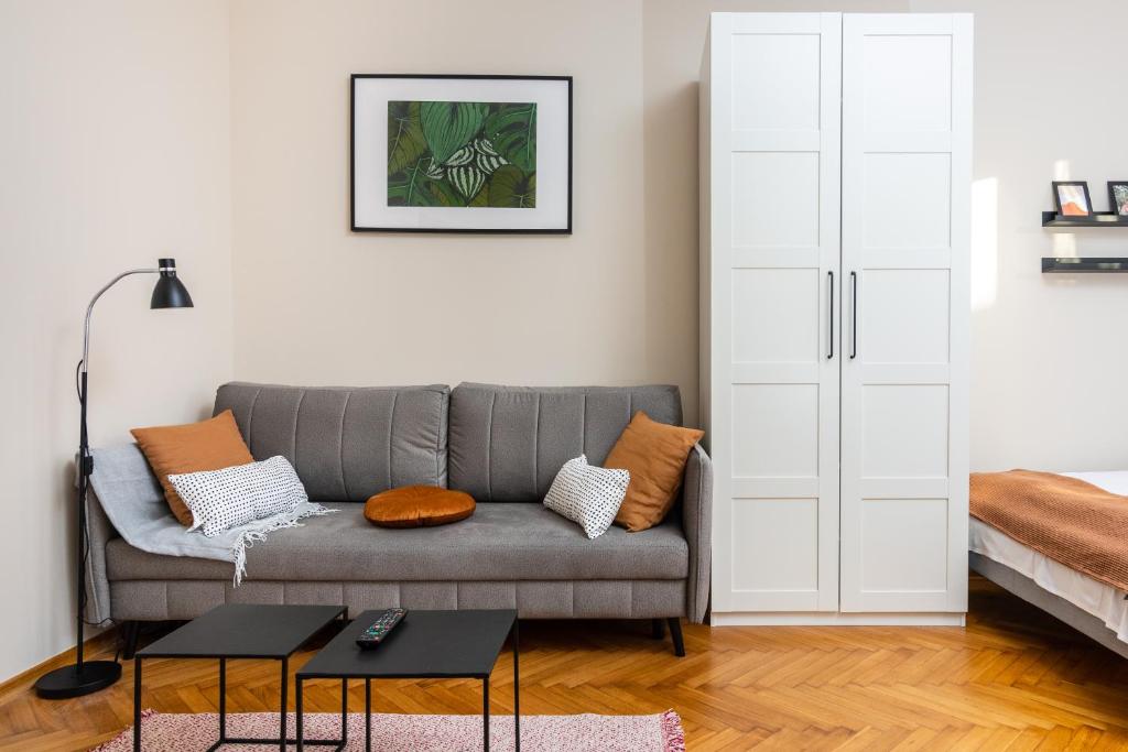 Spacious Apartment Around The Food Market - 5' to the Market Square - by Upstairs — photo 1