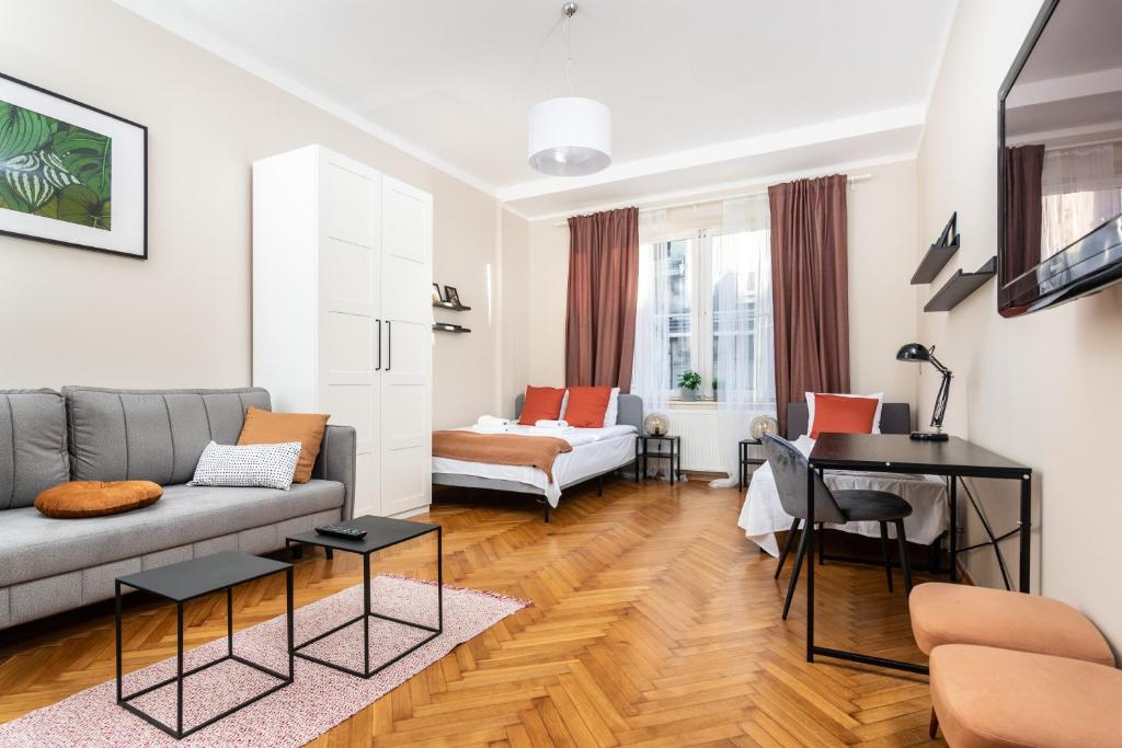 Spacious Apartment Around The Food Market - 5' to the Market Square - by Upstairs photo 2