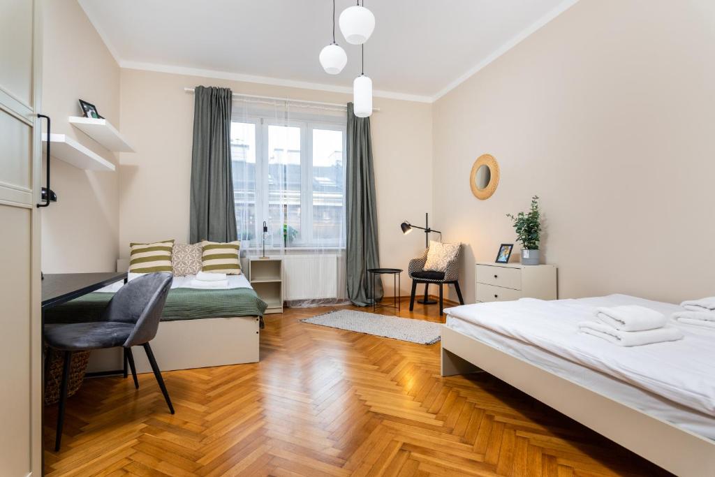 Spacious Apartment Around The Food Market - 5' to the Market Square - by Upstairs photo 3