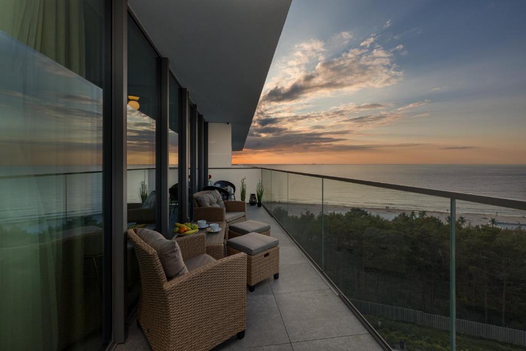 Royallux Apartment Waves Resort & SPA - Sea View from Balcony by Renters Prestige — photo 1