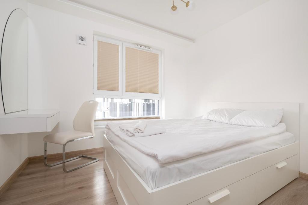 Widzewska Deluxe Apartment by BookingHost photo 2