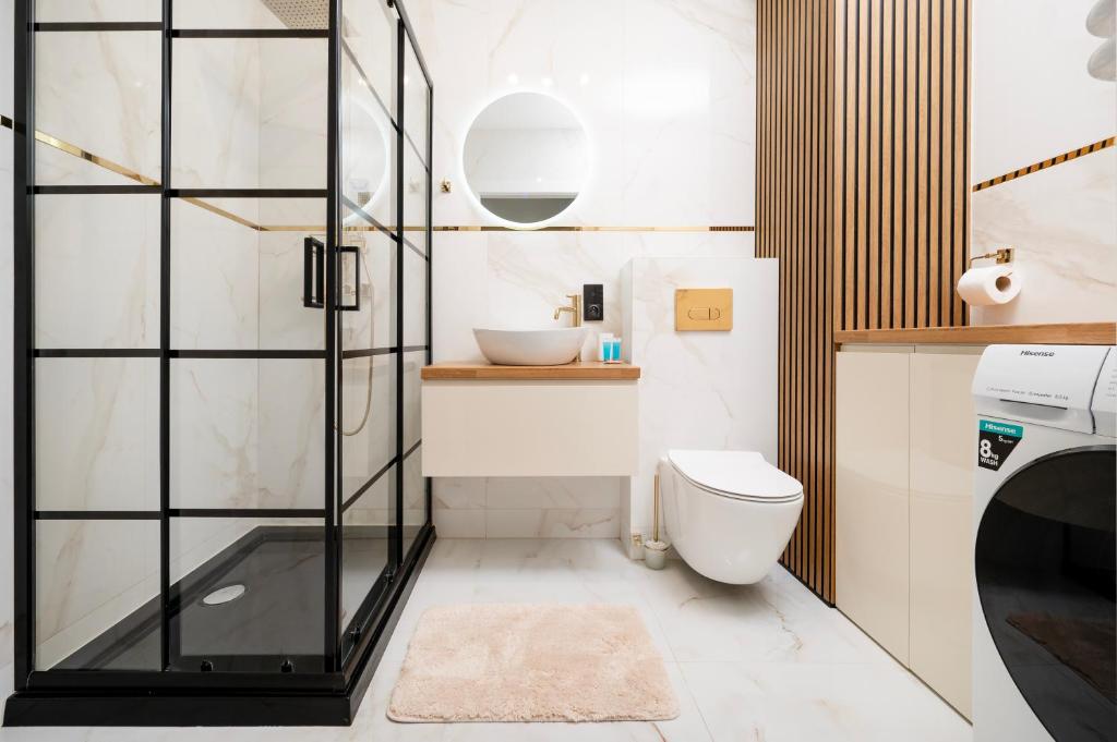 Widzewska Deluxe Apartment by BookingHost photo 3