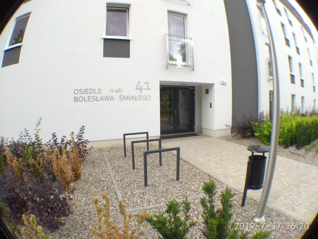 1120 Śmiałego 41 - Tanie Pokoje w Apartamencie - samodzielne zameldowanie - self check in — photo 1