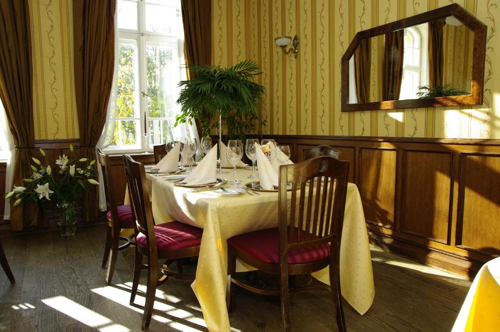 Pensjonat - Restauracja Żółty Domek photo 2