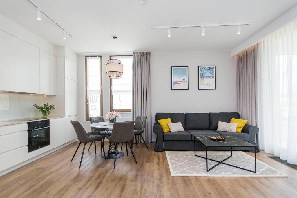 Yellow Rentyear Apartments — photo 1