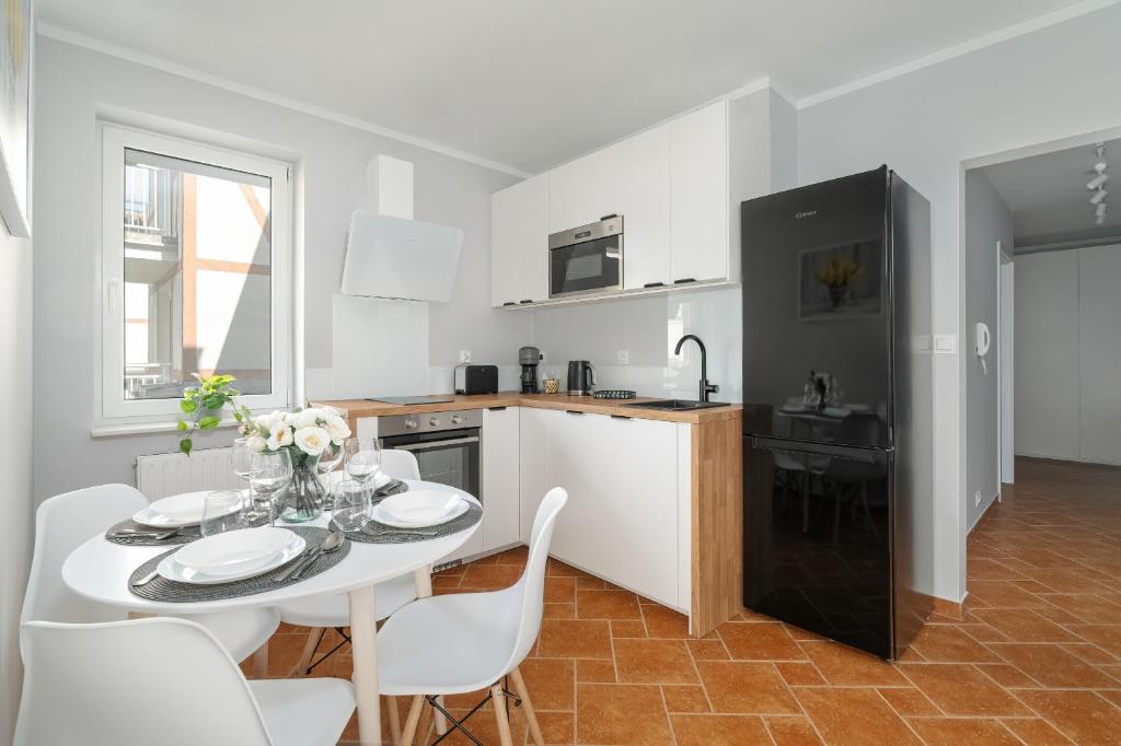 Spacious Apartment Ideal for Families by Noclegi Renters photo 3