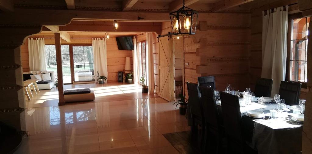 Woodorf drewnem usłane - dom z jacuzzi nad rzeką Słupią wśród pól i lasów z chatą grillową photo 2