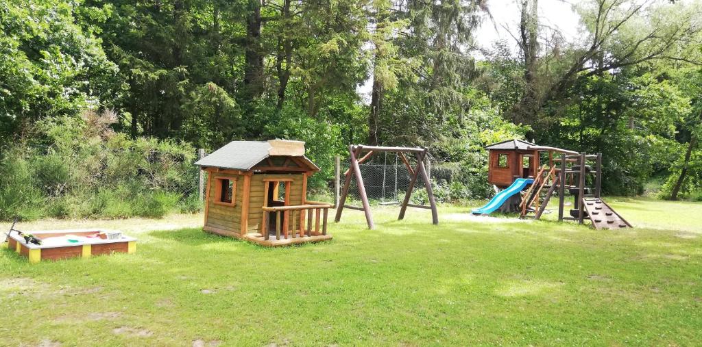 Woodorf drewnem usłane - dom z jacuzzi nad rzeką Słupią wśród pól i lasów z chatą grillową photo 3