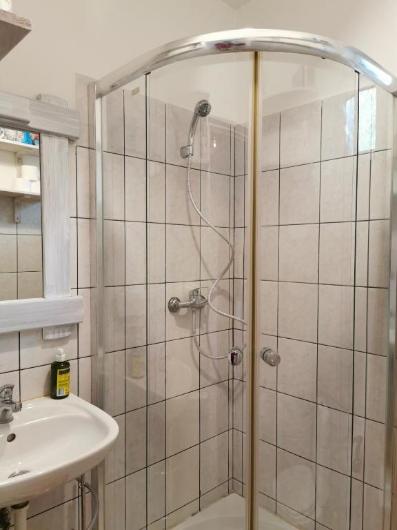 WHITE Apartment photo 3