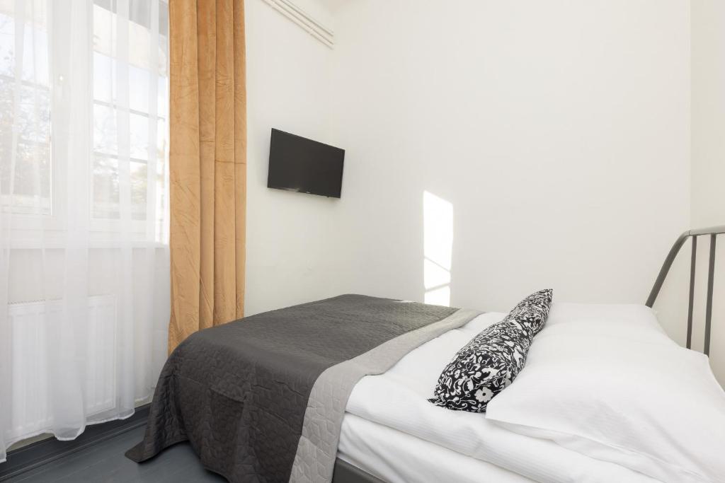 Budget-Friendly Studio Metro Wilanowska Warsaw Mokotów by Noclegi Renters photo 3