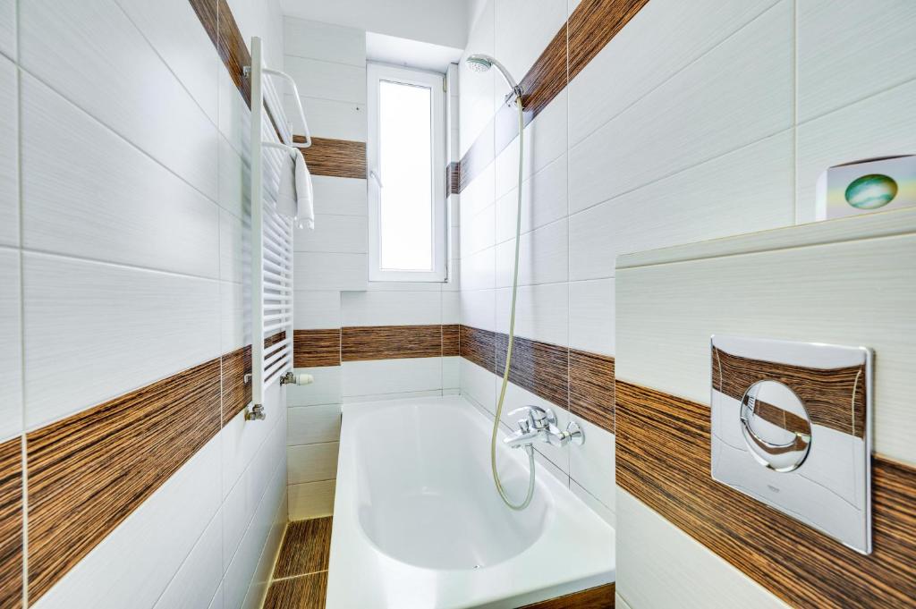 Wooden by OneApartments photo 3