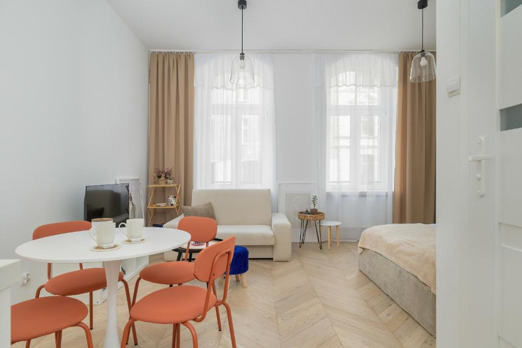 Bright Studio in the Centre of Katowice Opolska by Noclegi Renters photo 3