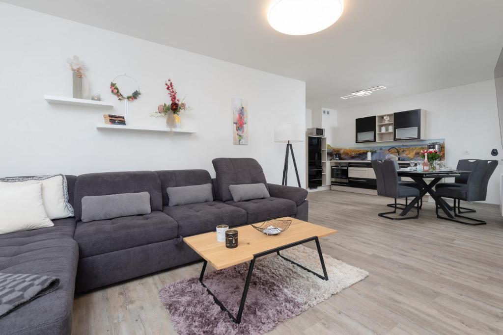 River and Port View Apartment by Noclegi Renters — photo 1