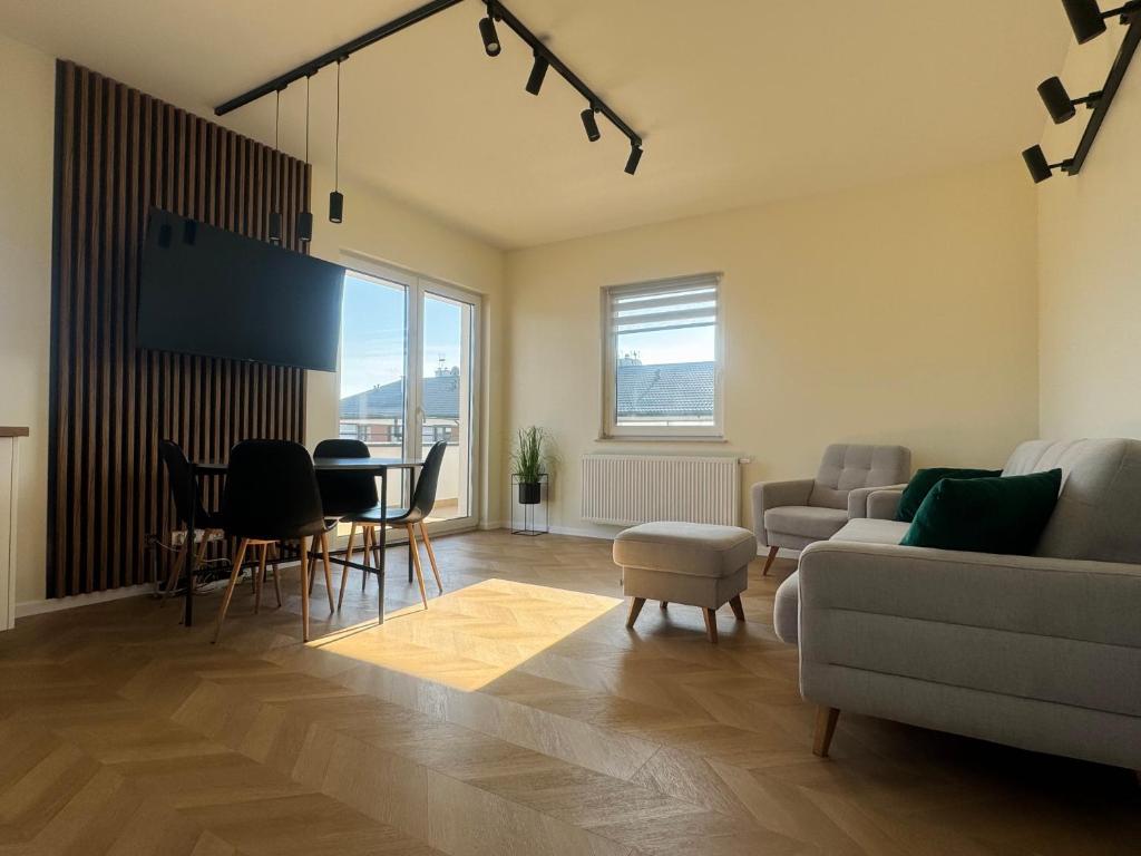 Stylish 3 bedroom apartment with balcony — photo 1