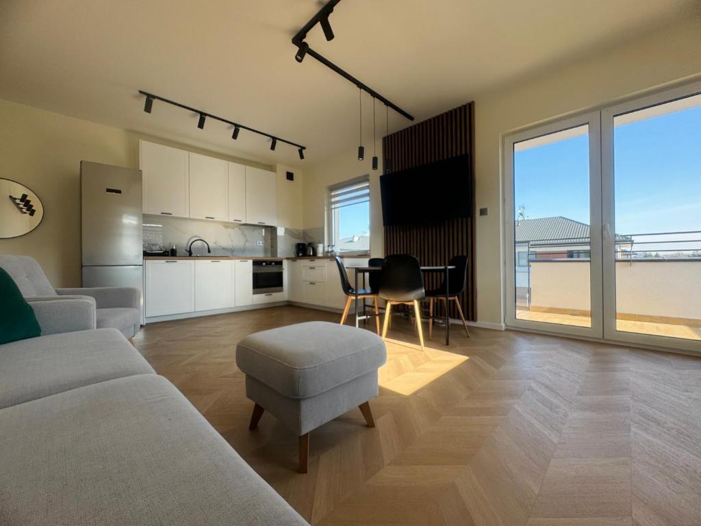 Stylish 3 bedroom apartment with balcony photo 3