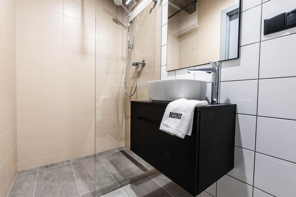 Studio apartment with an AC - Dietla 51 street photo 3