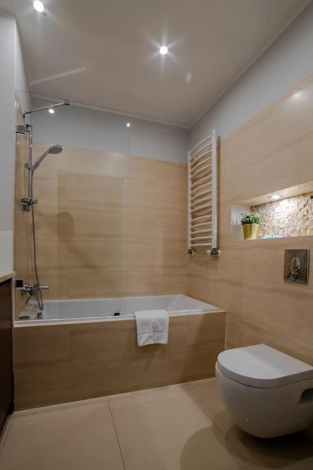 oompH Warsaw Downtown Atmospheric Apt Żelazna street photo 3