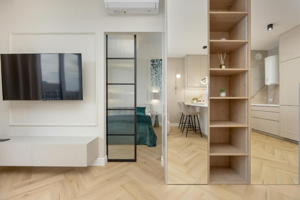 Żupnicza Elegant Apartment with Balcony Warsaw by Noclegi Renters photo 3