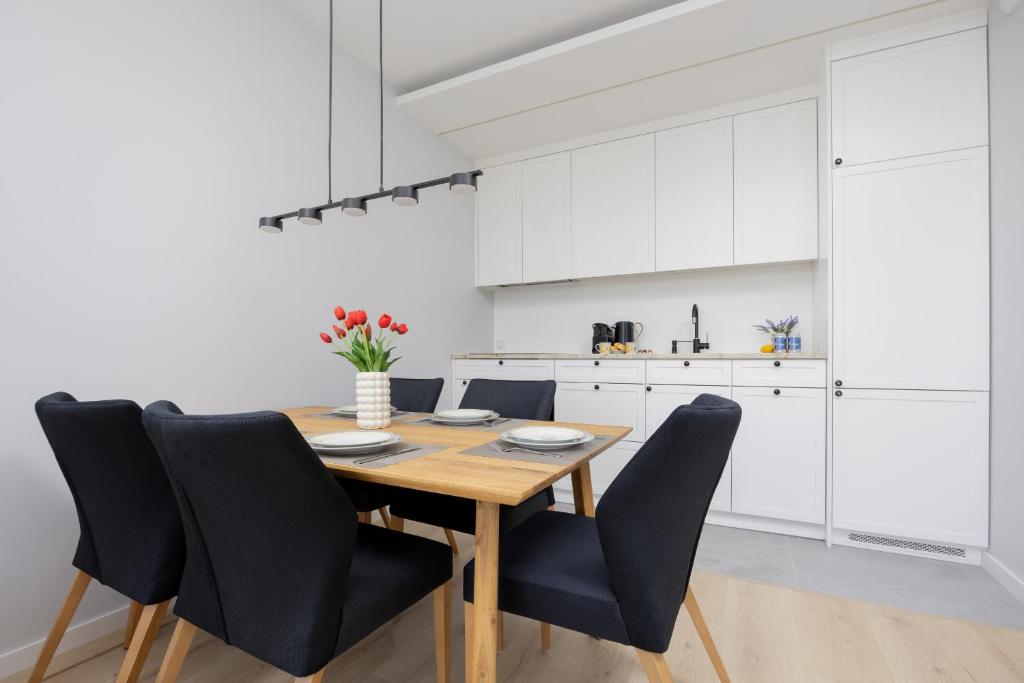 Stacja Wola Nowoczesny Apartament z Balkonem i Parkingiem Warszawa by Noclegi Renters photo 3
