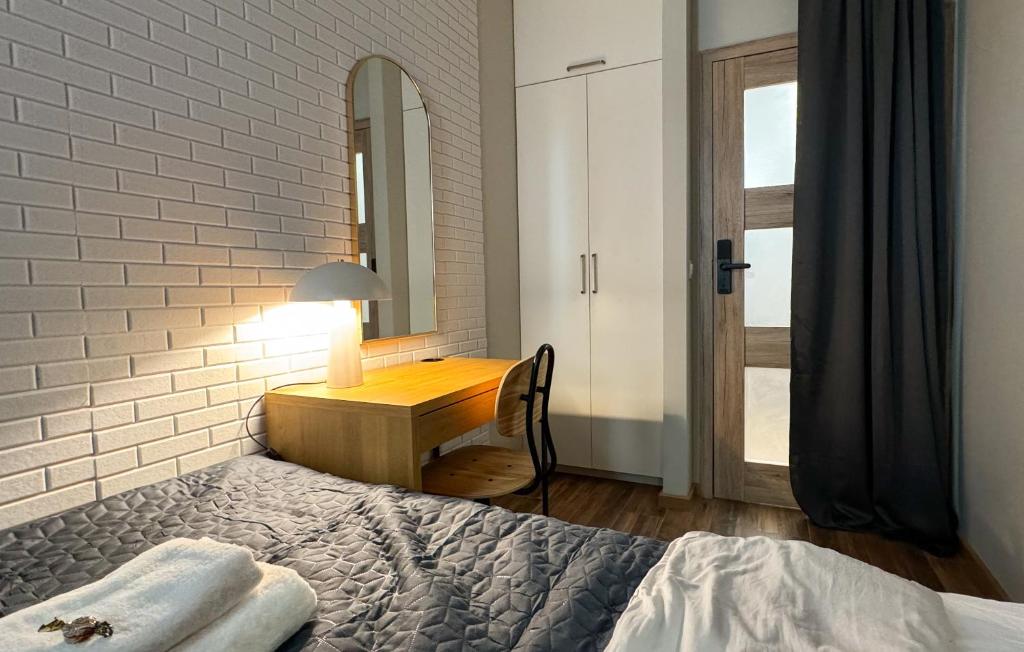 A2 - Prince Room - Warsaw City Haven - Shared Bathrooms - Self check-in photo 2