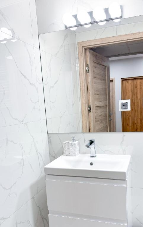 A2 - Prince Room - Warsaw City Haven - Shared Bathrooms - Self check-in photo 3