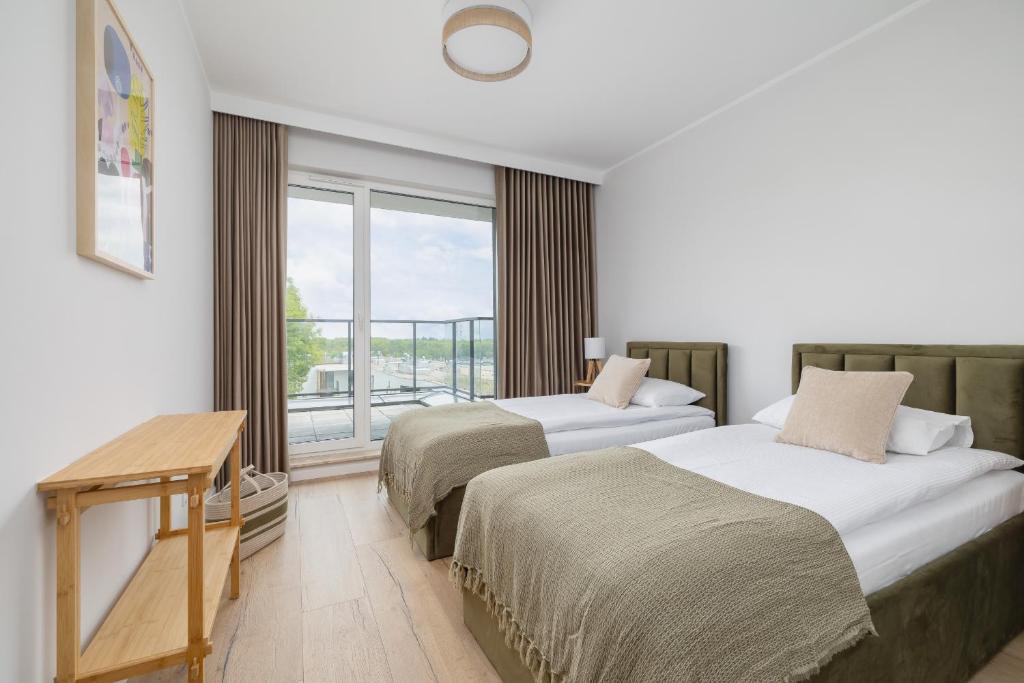 Stylowy Apartament z Dwiema Sypialniami Balkonem i Parkingiem by Noclegi Renters photo 3