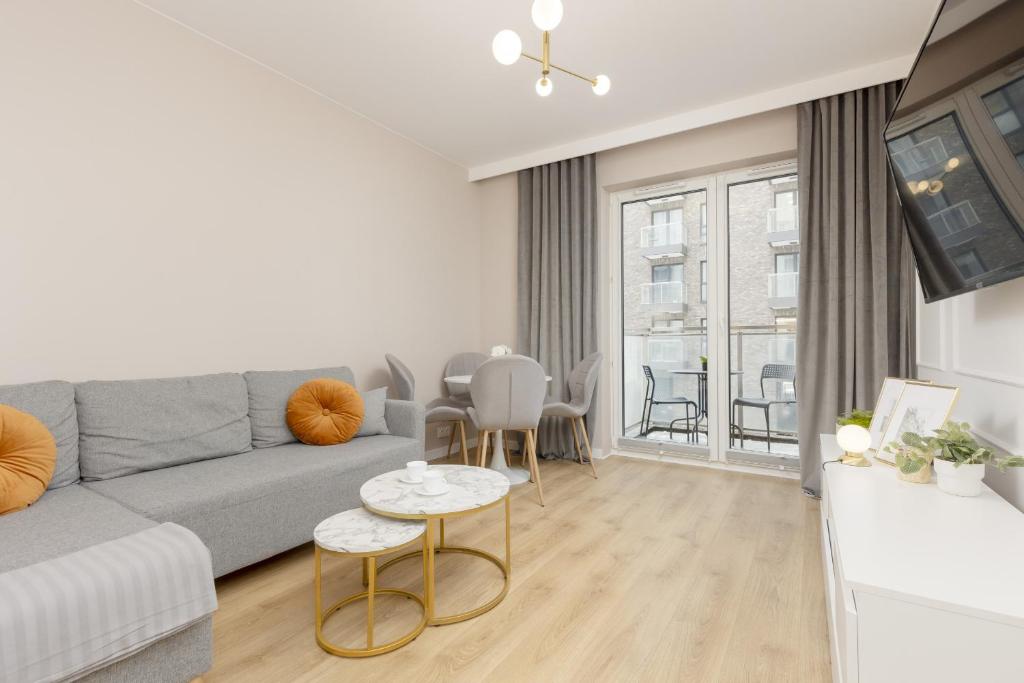 White & Gold Marble Apartment Łódź Fabryczna by Noclegi Renters photo 2
