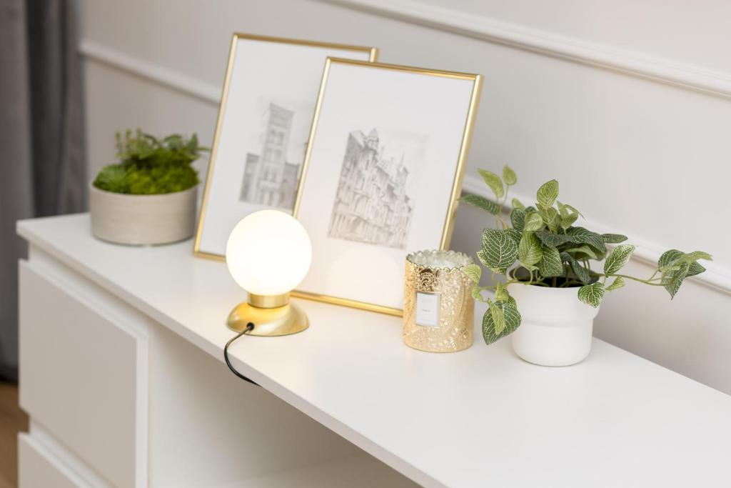White & Gold Marble Apartment Łódź Fabryczna by Noclegi Renters photo 3