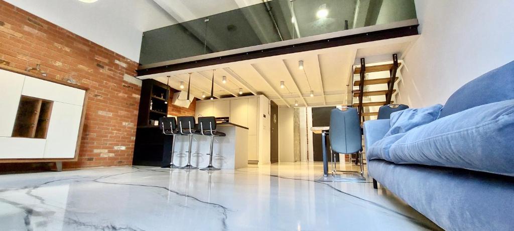 White loft — photo 1