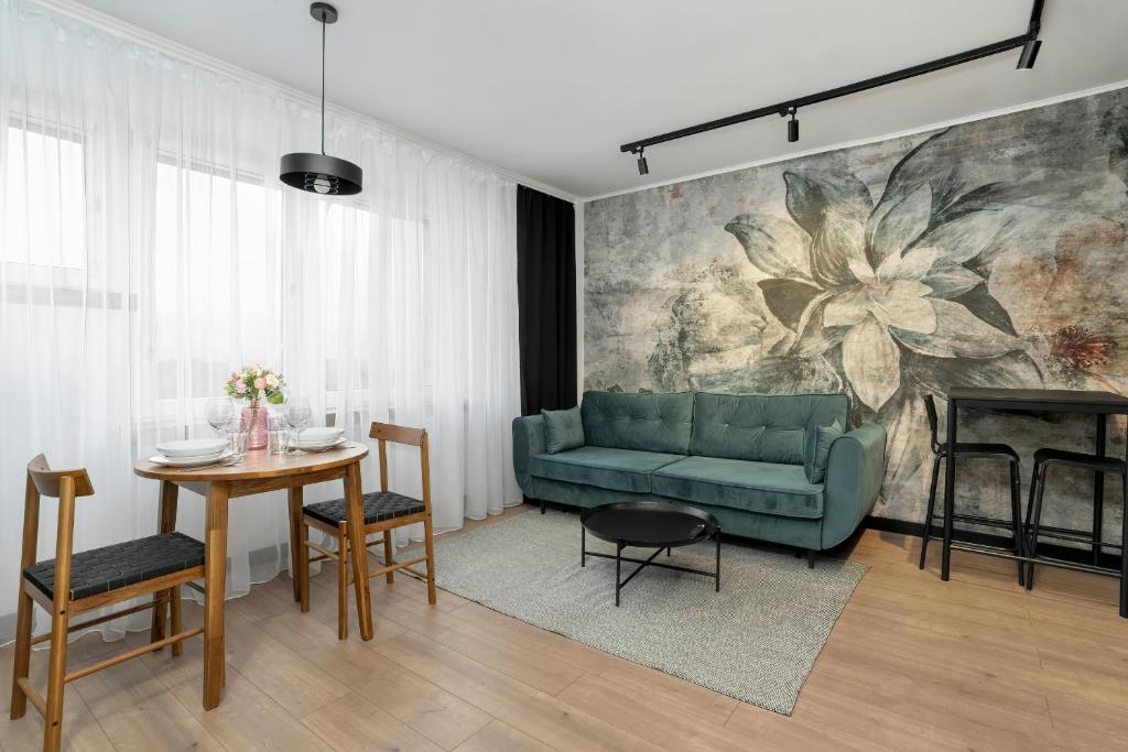 Spacious Apartment in a quiet area of Poznań by Noclegi Renters — photo 1