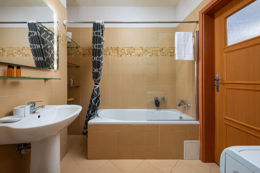 Wyględowska 2-Bedroom Apartment by BookingHost photo 3