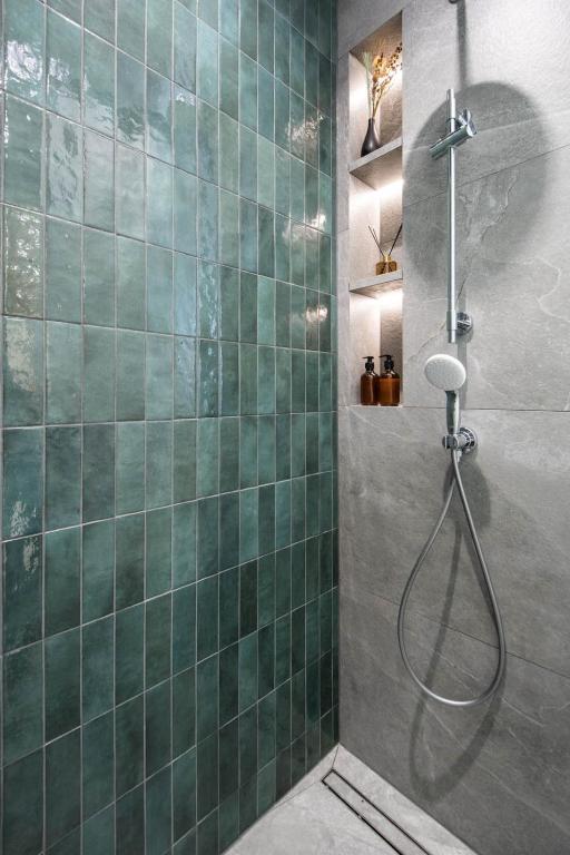 Stunning 2bed with terrace and parking photo 3