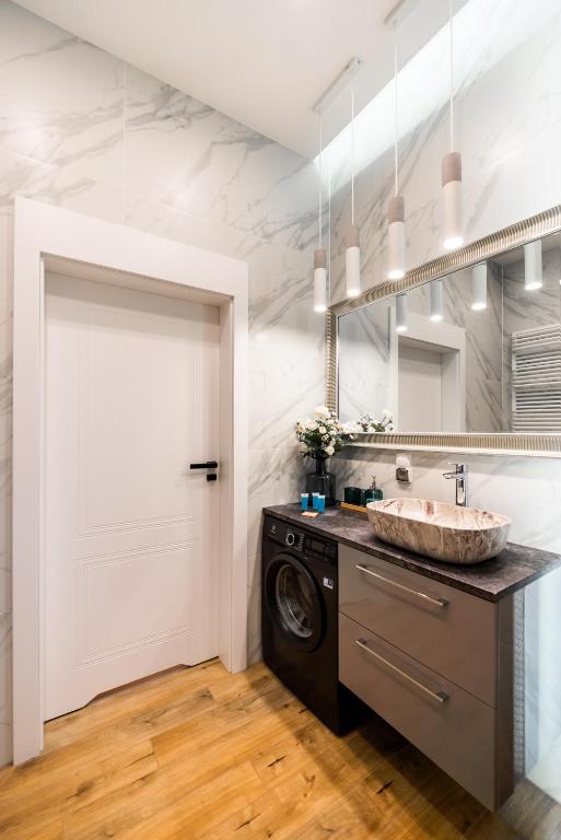 Złota Sophisticated Apartment by BookingHost photo 3