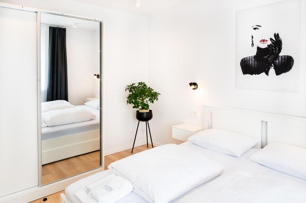 WHITE Apartment photo 2
